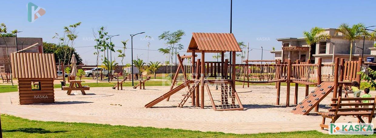 Imagem de um playground de madeira com um céu azul