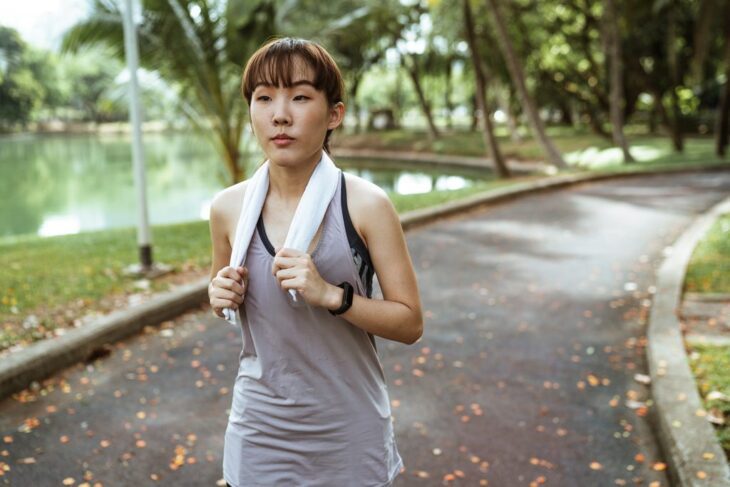 mulher caminhando após realizar exercícios na academia ao ar livre