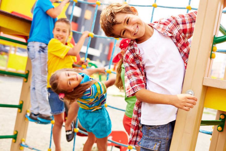 crianças se divertindo em playground para restaurante