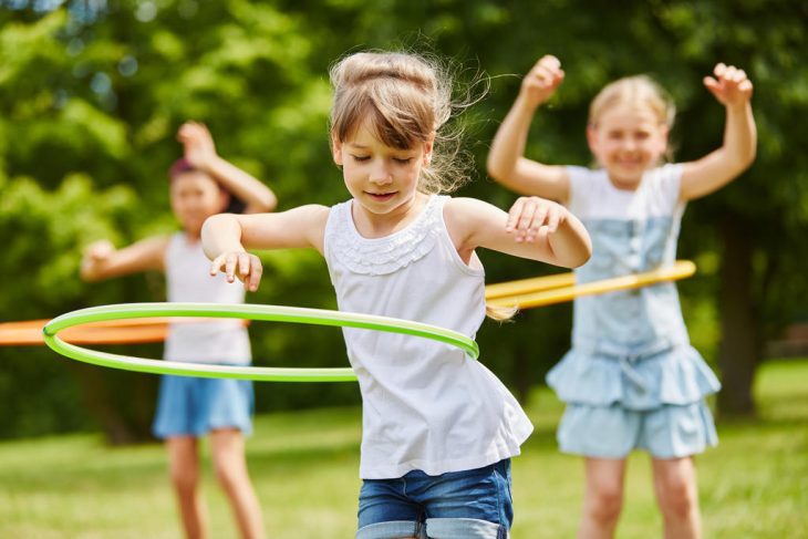 Quais os benefícios das atividades ao ar livre para as crianças?